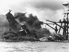 Americká loď USS Arizona se potápí po japonském úderu v Pearl Harboru 7. prosince 1941.