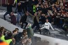 Fanoušci West Hamu pokřikují na příznivce Rapidu Vídeň v zápase skupiny H EL