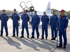 Posádku tvořili velitel Rick Sturckow (zprava), pilot Lee Archambaurt a specialisté Patrick Forrester, Steven Swanson, John 