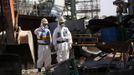 Workers wearing protective suits and masks are seen next to the No.4 reactor at Tokyo Electric Power Company's (TEPCO) tsunami-crippled Fukushima Daiichi nuclear power plant in Fukushima prefecture March 6, 2013, ahead of the second-year of anniversary of the the March 11, 2011 tsunami and earthquake. REUTERS/Issei Kato (JAPAN - Tags: DISASTER ANNIVERSARY) Published: Bře. 6, 2013, 10:33 dop.