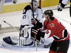 Ottawský útočník Martin Havlát oslavuje gíol v síti Johna Grahama z Tampy Bay.