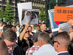 Protest propalestinských demonstrantů během mítinku, na kterém vystoupil mimo jiné premiér Petr Fiala.