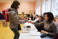 Volební komisaři dostanou přidáno minimálně 500 korun, vnitro tak chce nalákat nové zájemce