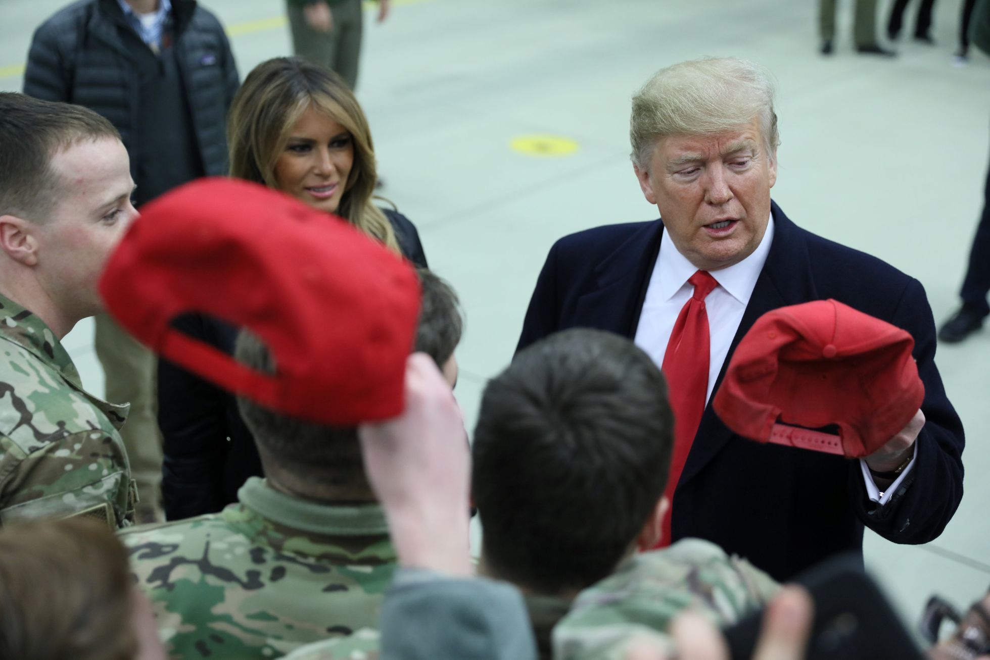 Při návratu z Iráku se Trump zastavil ještě za americkými vojáky v Německu.