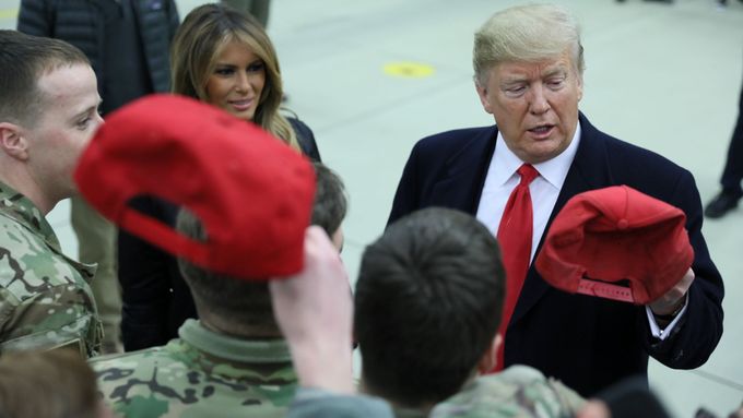 Při návratu z Iráku se Trump zastavil ještě za americkými vojáky v Německu