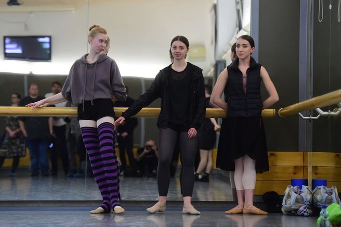 Část souboru Kyjevského městského baletu při zkoušce v baletním sále Moravského divadla Olomouc.