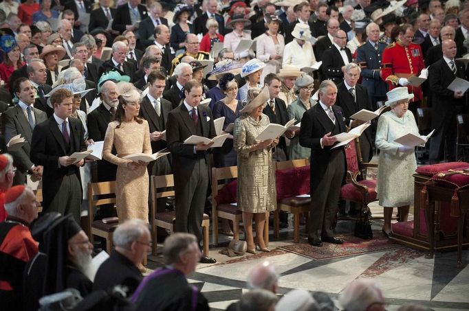 (front row L-R) Britain's Prince Harry, Catherine, Duchess of Cambridge, Prince William, Camilla, Duchess of Cornwall, Prince Charles and Queen Elizabeth attend a service of thanksgiving to celebrate the Diamond Jubilee of Queen Elizabeth at St Paul's Cathedral in central London June 5, 2012. Four days of nationwide celebrations during which millions of people have turned out to mark the Queen's Diamond Jubilee conclude on Tuesday with a church service and carriage procession through central London. REUTERS/Murray Sanders/Pool (BRITAIN - Tags: ANNIVERSARY ENTERTAINMENT POLITICS SOCIETY RELIGION ROYALS) Published: Čer. 5, 2012, 12:26 odp.