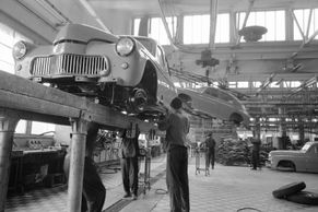 Bratři si mají pomáhat, zavelel Stalin. A poslal polský autoprůmysl "do středověku"