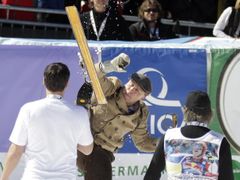 Didier Cuche při svém tradičním vítězném gestu - chytání vykopnuté lyže