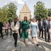 První návštěva - Zuzana Čaputová navštívila hrob Václava Havla a pozdravila fanoušky