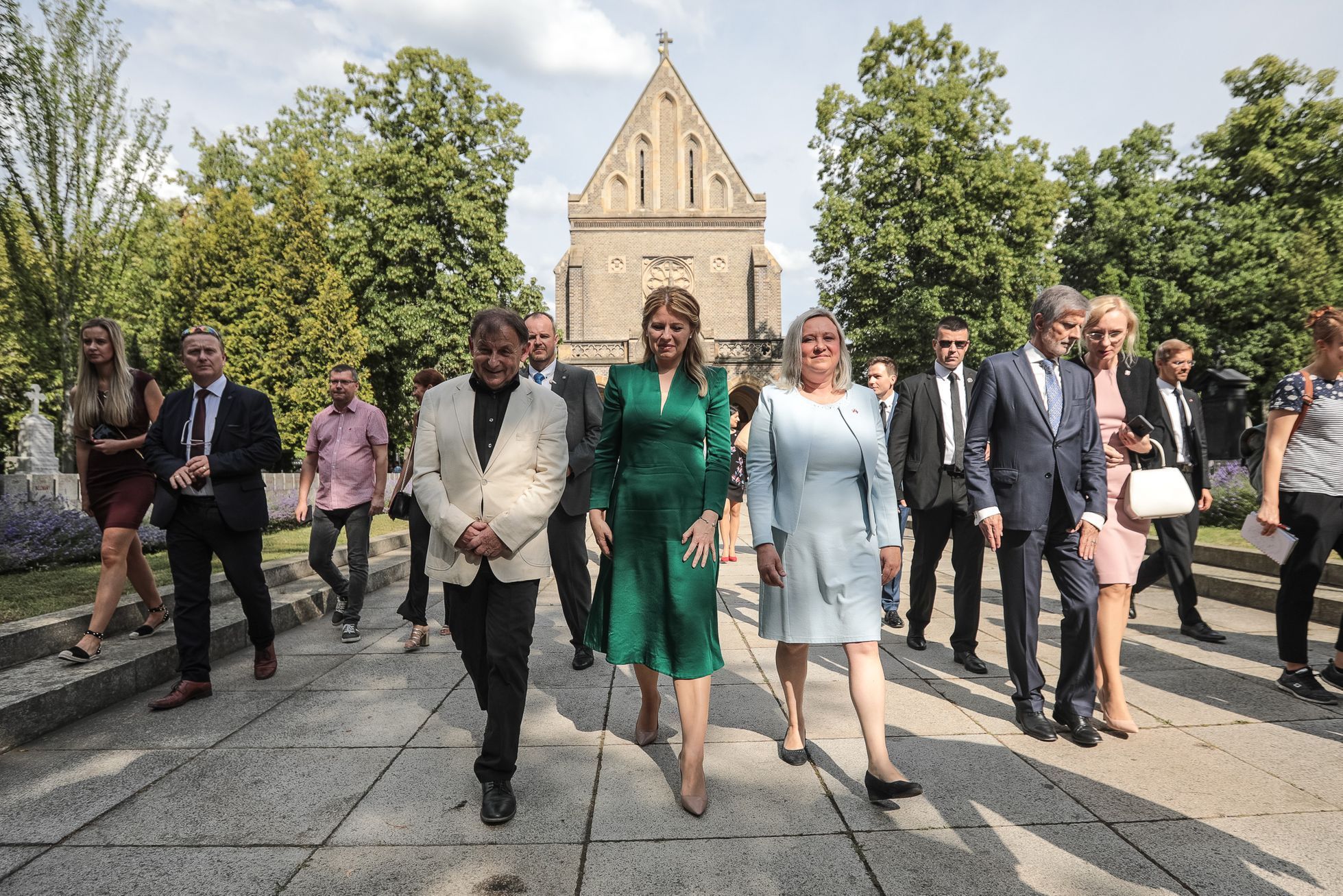 První návštěva - Zuzana Čaputová navštívila hrob Václava Havla a pozdravila fanoušky