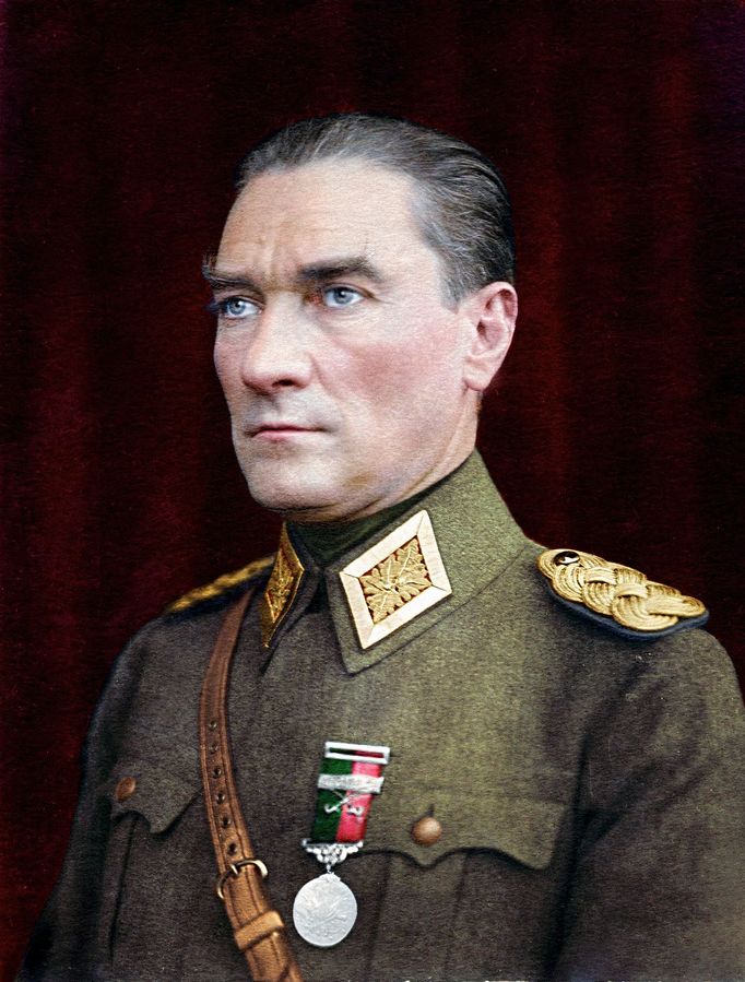 Zakladatel moderního Turecka Mustafa Kemal Atatürk ve vojenské uniformě. Kolorovaná fotografie. Lokace neuvedena. Nedatováno.