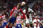 Atlético se po výhře nad Huescou posunulo na třetí místo, nováčkovi se nedaří