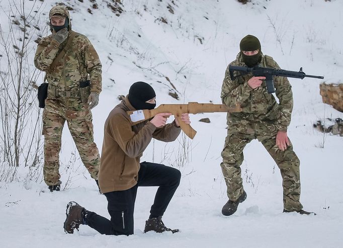 Ukrajinská armáda cvičí civilisty k boji.