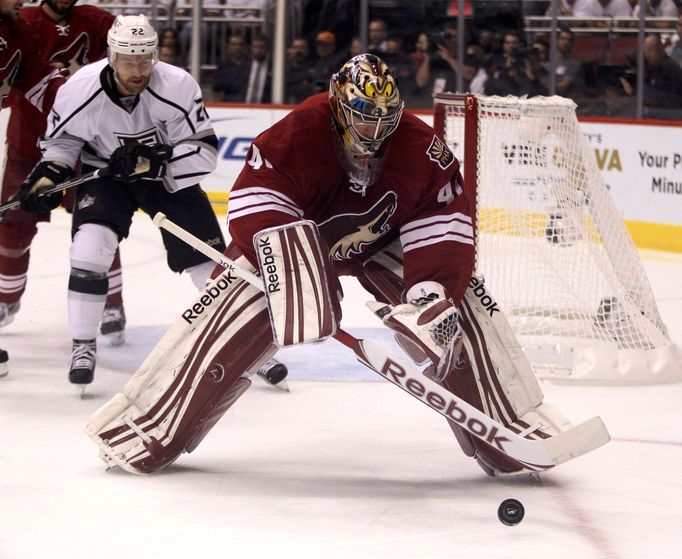 Zákrok Mika Smithe v zápase Phoenix Coyotes - LA Kings