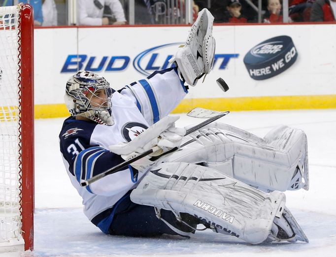 Brankář Winnipegu Jets Ondřej Pavelec zasahuje