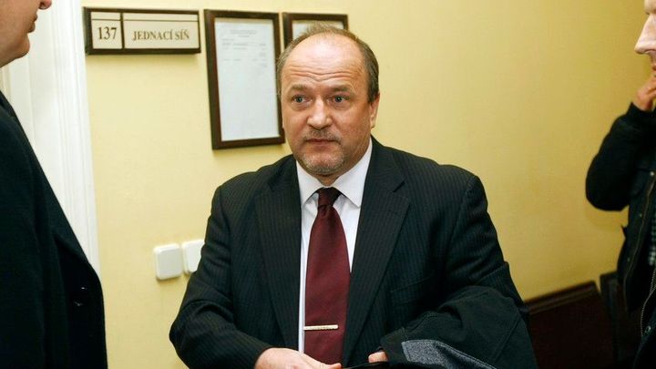 Advokát prominentů spáchal podvod za 100 milionů, z vězení si řekl o vyznamenání