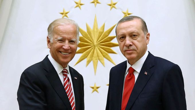 Americký prezident (tehdy viceprezident) Joe Biden a turecký prezident Recep Tayyip Erdogan při setkání v roce 2016.