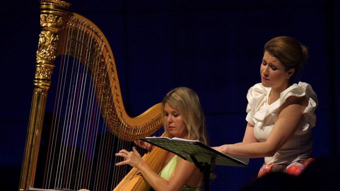 Harfistka Kateřina Englichová a sopranistka Kateřina Kněžíková během komorního koncertu, jenž jim přinesl nejprestižnější české ocenění.