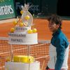 Rafael Nadal slaví na centrkurtu na French Open