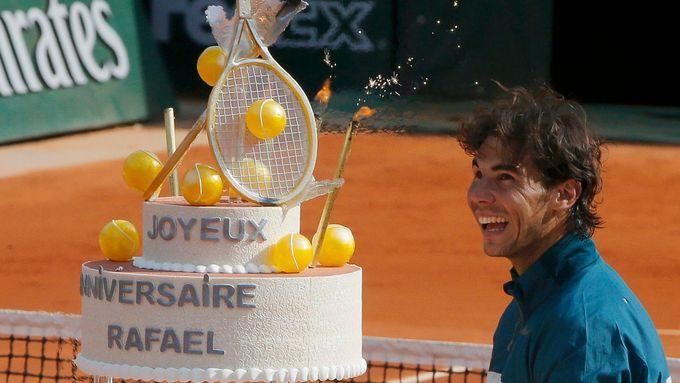 Rafael Nadal slaví 27. narozeniny na centrkurtu areálu Roland Garros