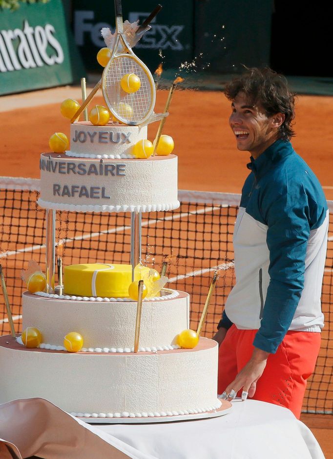 Rafael Nadal slaví na centrkurtu na French Open