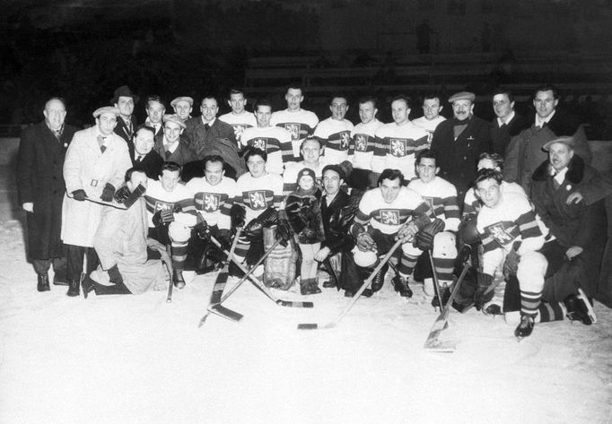 1952 Olympijský turnaj v ledním hokeji ČSR - Švédsko, 4:0. Čs. reprezentační mužstvo po zápase se Švédskem dne 24.února 1952.