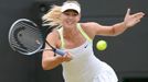 Ruská tenistka Maria Šarapovová odráží míček od Němky Sabine Lisické v osmifinále Wimbledonu 2012..