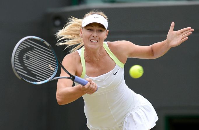 Ruská tenistka Maria Šarapovová odráží míček od Němky Sabine Lisické v osmifinále Wimbledonu 2012..