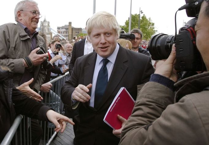 Winner of the London Mayoral election, Boris Johnson, arrives surrounded by supporters and journalists to sign the "Declaration of Acceptance of Office for the Mayor of London" at City Hall in central London May 3, 2008. Johnson got quickly down to work as London mayor on Saturday after his election win over Labour incumbent Ken Livingstone. REUTERS/Luke MacGregor (BRITAIN)