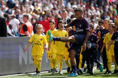 Neymarománie v Paříži. Deset tisíc dresů je pryč, přestup ale ještě není dotažený