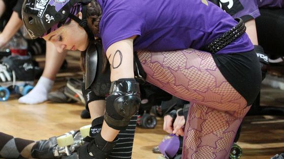 Deset žen, kolečkové brusle a spousta karambolů. Co ještě je Roller derby? Hlavně parádní podívaná