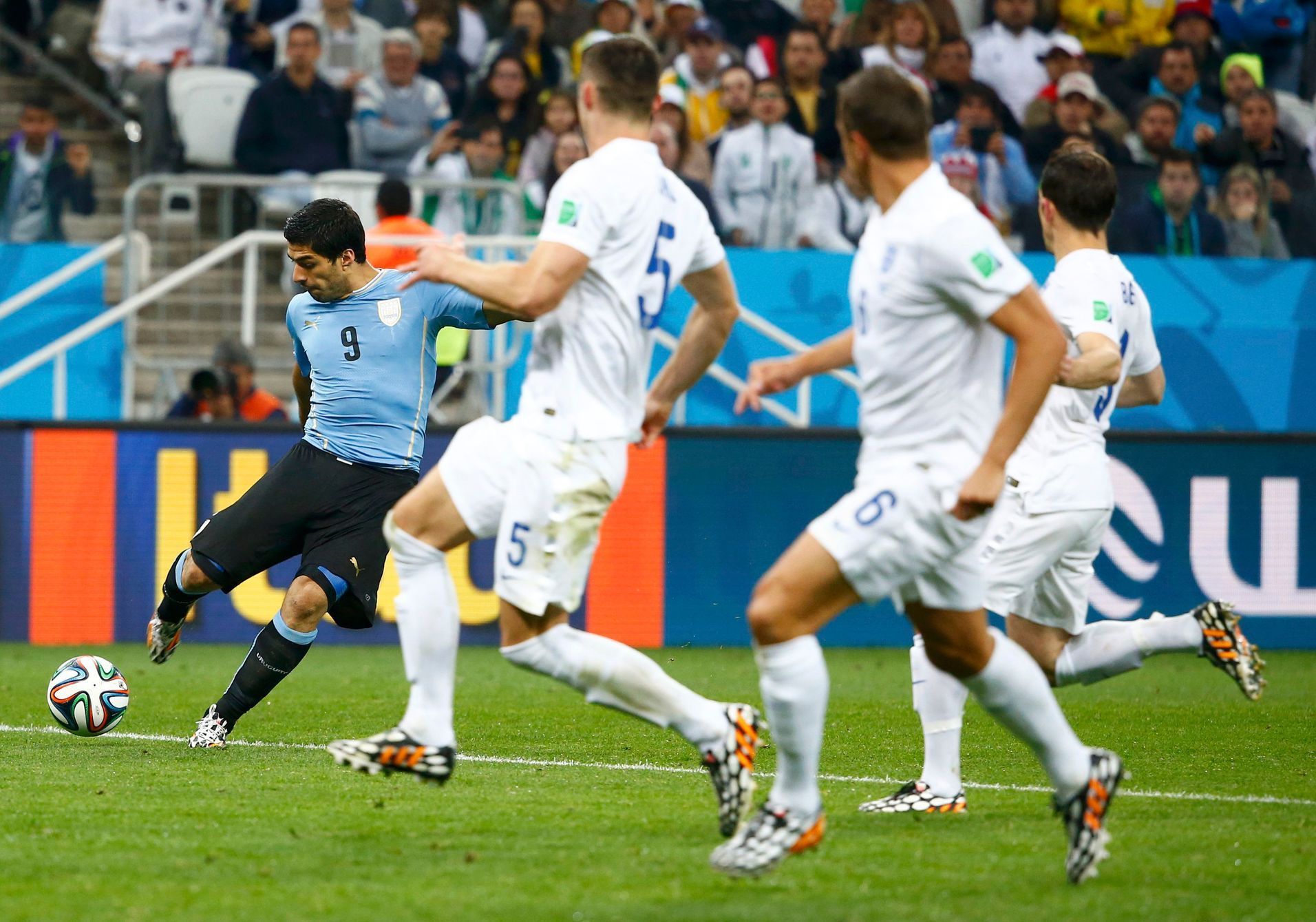 Cahill, Jagielka a Baines příhlíží skórujícímu Suárezovi v zápase MS Anglie vs. Uruguay