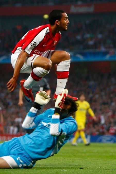 Fotbalista Arsenalu Theo Walcott překonává brankáře Villarealu v odvetě čtvrtfinále Ligy mistrů.
