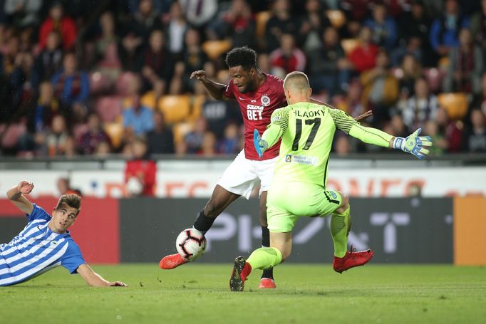 Benjamin Tetteh a Václav Hladký (17) v ligovém zápase Sparta - Liberec.