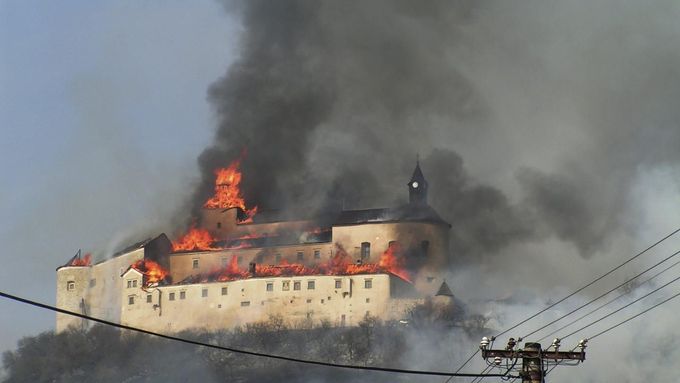 Ničivý požár hradu Krásná Hôrka, 10. března 2012.