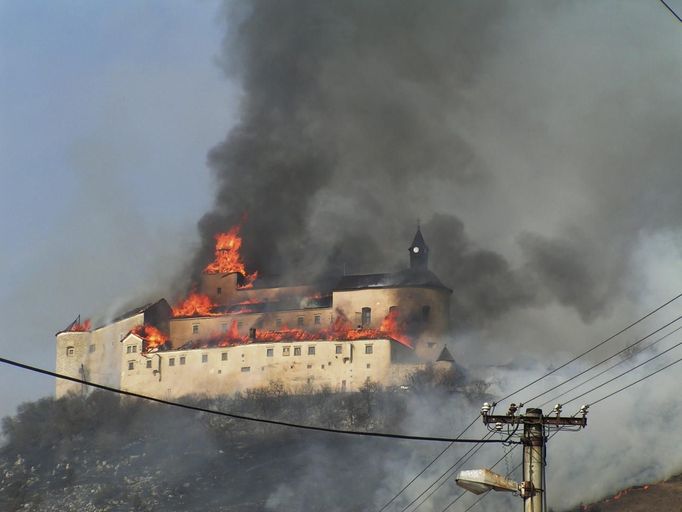 Ničivý požár hradu Krásná Hôrka, 10. března 2012.