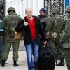 Ukrajinský voják opouští obsazenou základnu v Sevastopolu