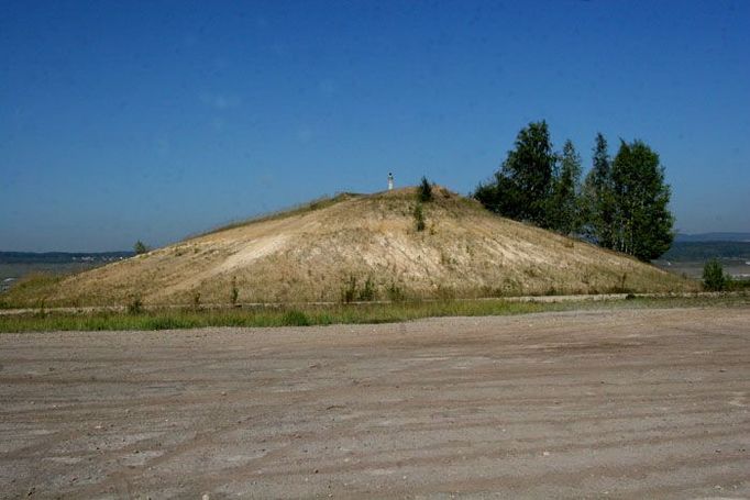 Výsypka nad lomem. Dosud turisty opomíjená.