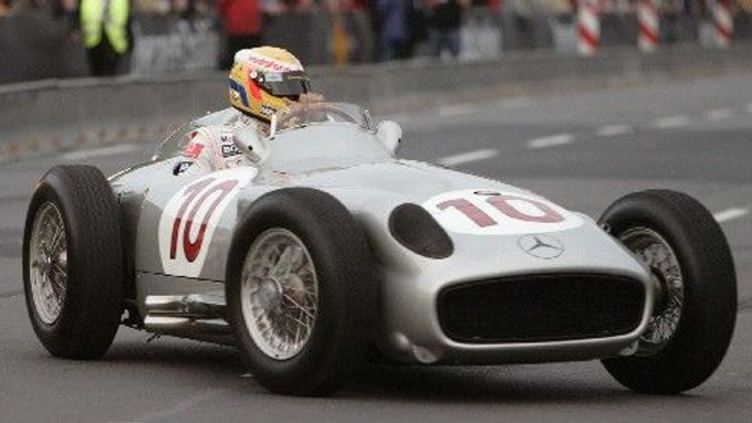 Britská hvězda formule 1 Lewis Hamilton v Mercedesu W 196, přezdívaným Stříbrný šíp, na exhibici 'Power Meets Fashion' v Berlíně