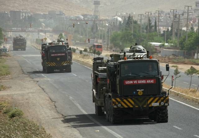 Obrněna armádní vozidla turecké armády při přesunu k iráckým hranicím