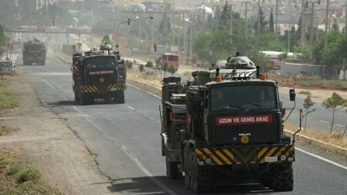 Obrněna armádní vozidla turecké armády při přesunu k iráckým hranicím. Snímek pořídila agentura Reuter na jihovýchodě Turecka u města Mardin.