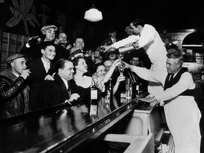 5 Titulek: Fin de la Prohibition Popis: Fete au Sloppy Joe's Bar a Chicago pour feter l'abrogation du 18eme amendement sur la prohibition le 11 decembre 1933 : la consommation d'alcool est a nouveau autorisee --- End of the prohibition : party at the Sloppy Joe's Bar in Chicago on december 11, 1933