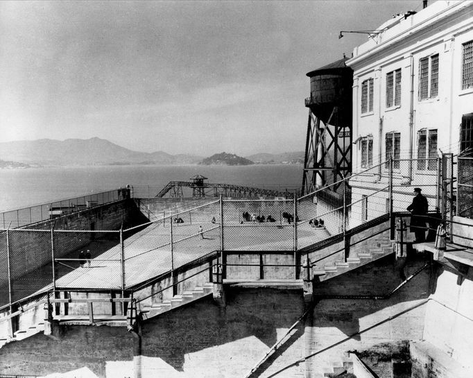 Strážní věže na věznici Alcatraz s výhledem na rekreační dvůr a Sanfranciský záliv v Kalifornii v roce 1956, kdy bylo naposledy povoleno fotografovat na ostrově.