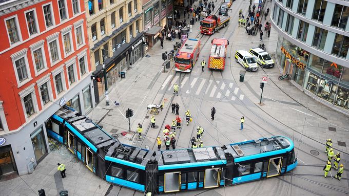 V Oslu vykolejila tramvaj a vjela do obchodu.