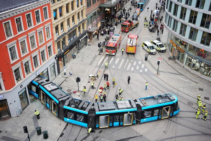 V Oslu vykolejila tramvaj a vjela do obchodu.