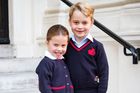 Čtyřletá princezna Charlotte šla poprvé do školy, doprovodili ji rodiče a bratr