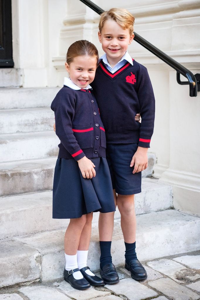 Princezna Charlotte a princ George na schodech Kensingtonského paláce před odchodem do školy 5. září 2019, který byl pro princeznu prvním školním dnem.
