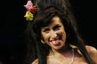 Příčinou úmrtí Amy Winehouse byl podle soudu alkohol
