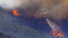 A fire fighting helicopter drops water over the Wood Hollow fire, north of Fairview, Utah, June 26, 2012. More than 500 structures have been threatened by the Wood Hollow fire, forcing up to 1,500 people from homes. REUTERS/George Frey (UNITED STATES - Tags: ENVIRONMENT DISASTER) Published: Čer. 26, 2012, 9:22 odp.